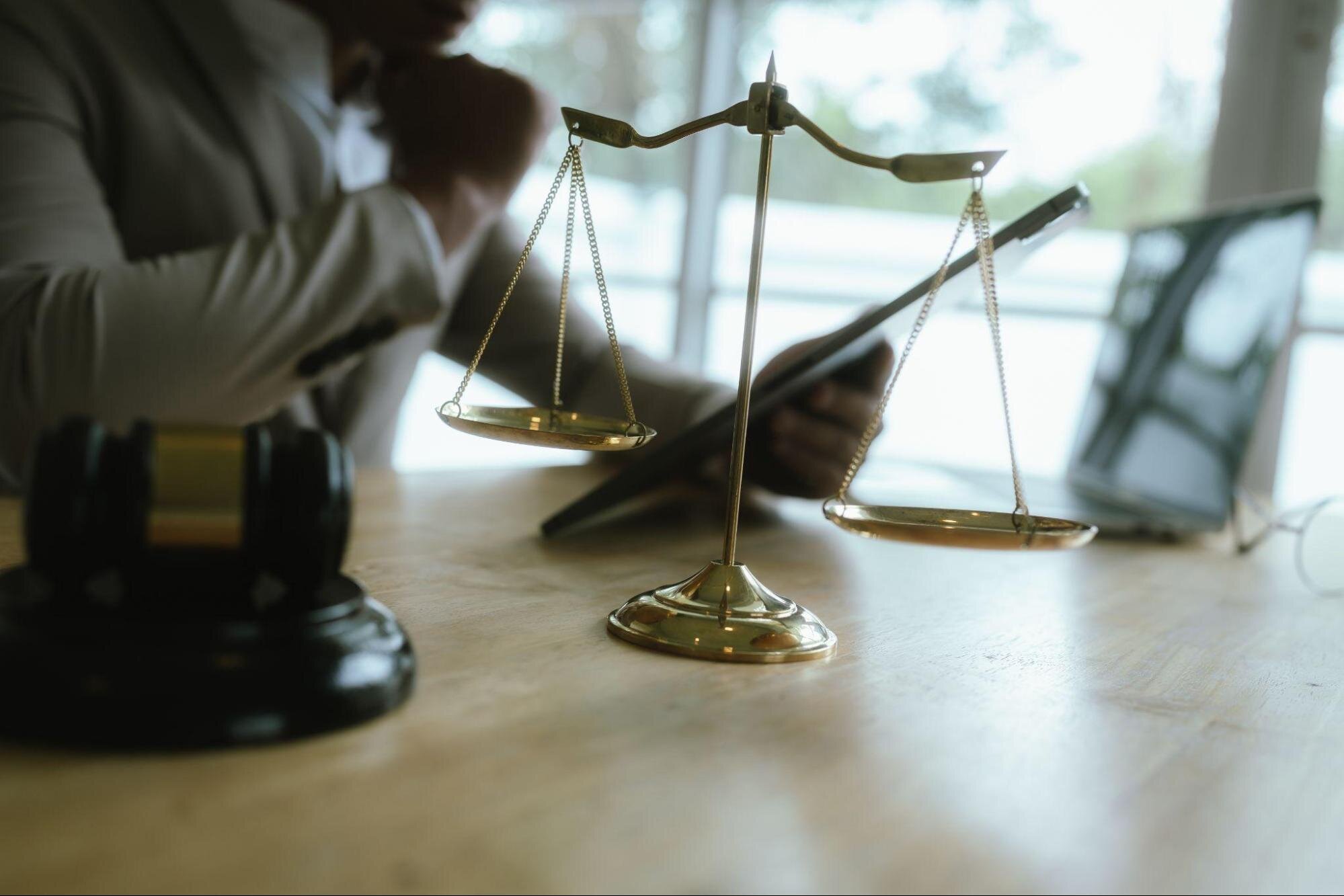 ホワイトカラー犯罪とは？ 典型例や特徴、事例や防止策などを解説