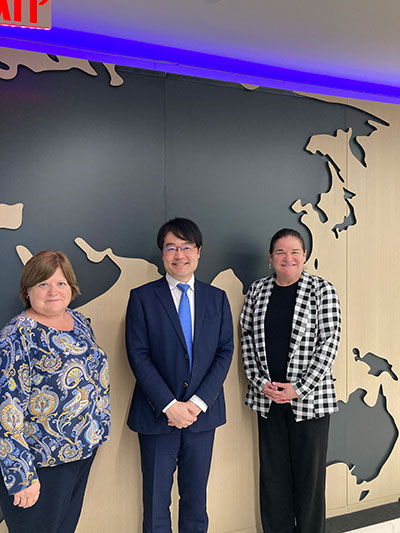 左から：宇坂・デッカー氏・ギャラガー氏