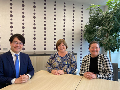 左から：宇坂・デッカー氏・ギャラガー氏